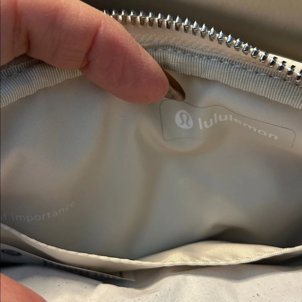 Lululemon Athletica NWT CAMERA Bag